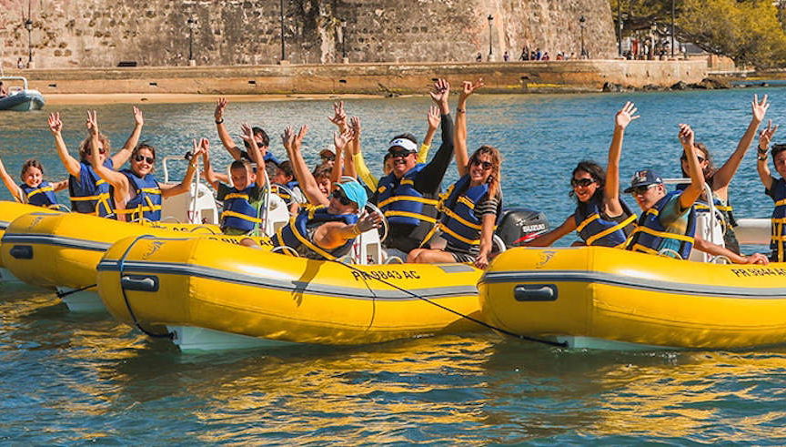 Conduite de bateau à moteur à San Juan
