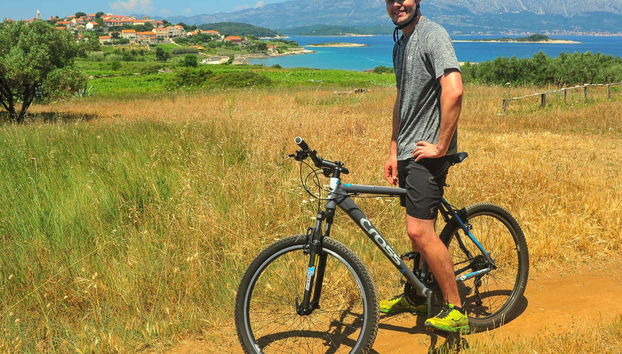 Recorriendo Lumbarda en bicicleta