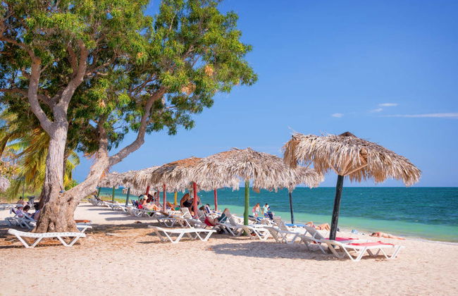 Traslado hasta Playa Ancón en coche clásico - Foto 2