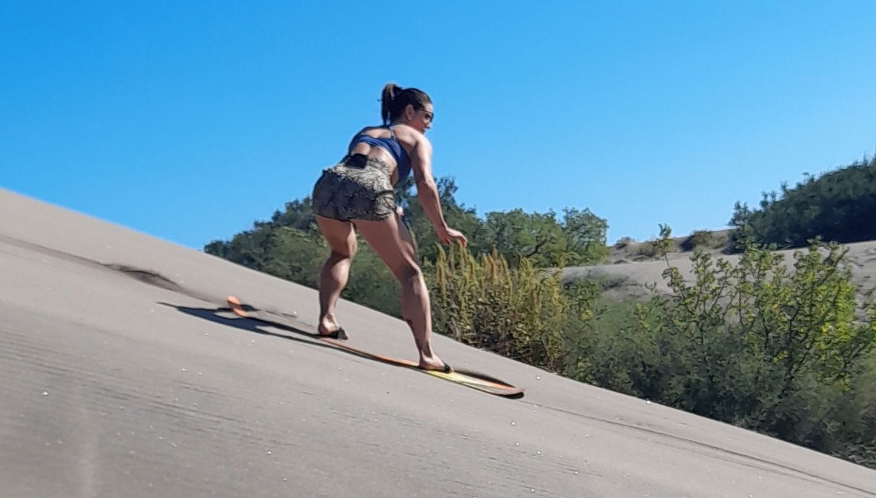 Sandboarding sur la plage d'El Mogote