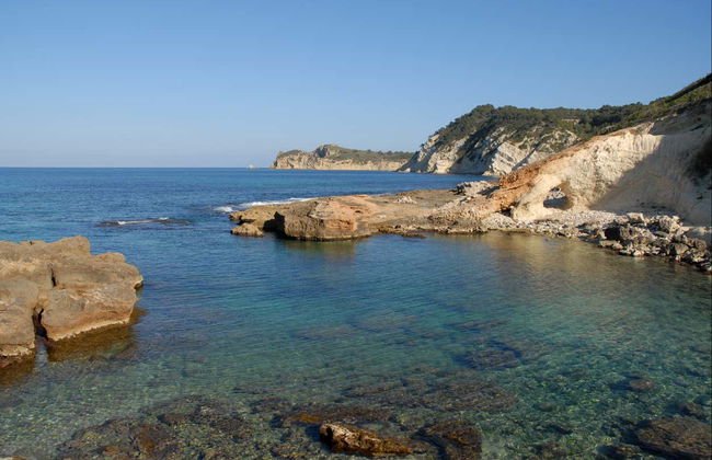 Excursión a Cala Blanca en catamarán - Foto 1