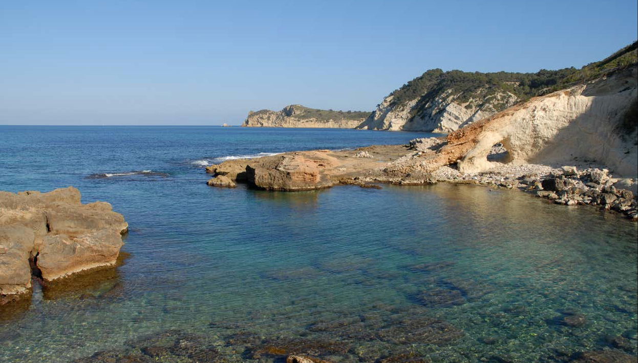 Excursión a Cala Blanca en catamarán - Foto 1