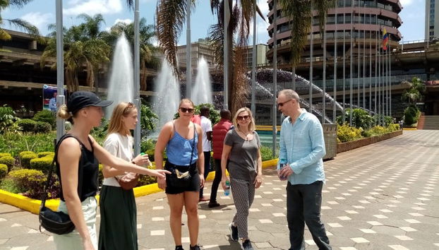 Un grupo conociendo el centro de Nairobi