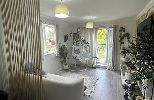 Charming Mi Casa Es Tu Casa 2-bed in Dagenham - Photo 8