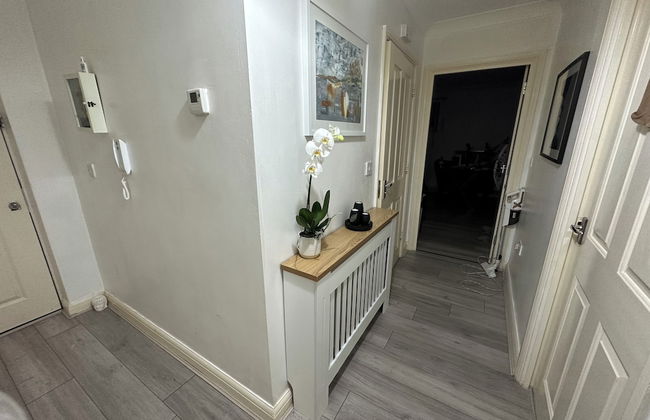 Charming Mi Casa Es Tu Casa 2-bed in Dagenham - Photo 13