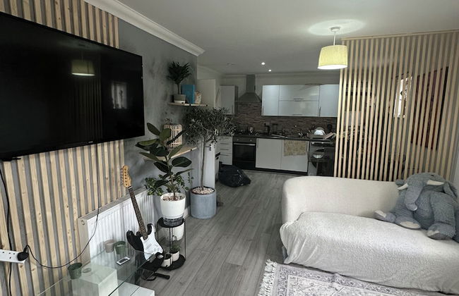 Charming Mi Casa Es Tu Casa 2-bed in Dagenham - Photo 7