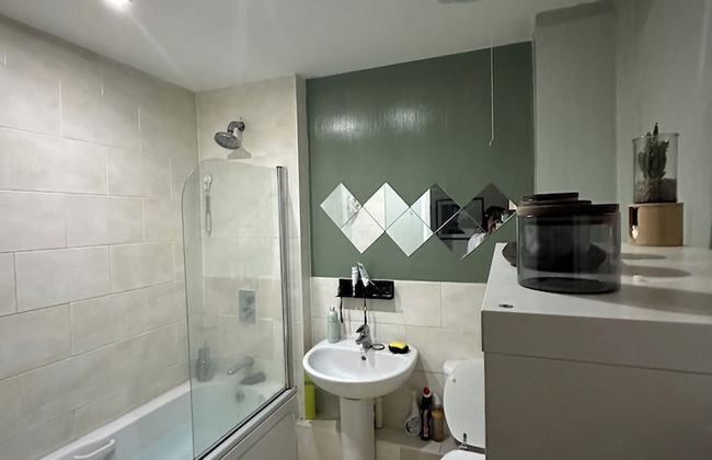 Charming Mi Casa Es Tu Casa 2-bed in Dagenham - Photo 4