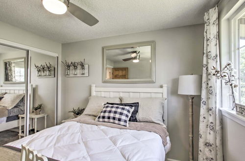 Photo 5 - Lovely Riverview Retreat: Modern 2-bed Gem Awaits