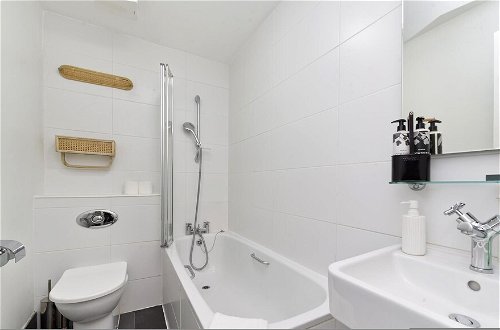 Photo 14 - Bright one Bedroom Apartment With Balcony in Maida Vale by Underthedoormat