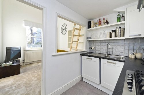 Photo 12 - Bright one Bedroom Apartment With Balcony in Maida Vale by Underthedoormat