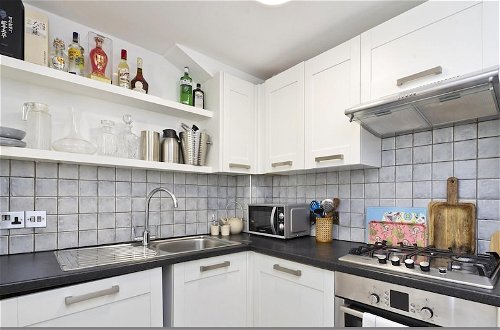 Photo 4 - Bright one Bedroom Apartment With Balcony in Maida Vale by Underthedoormat