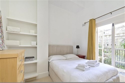 Photo 3 - Bright one Bedroom Apartment With Balcony in Maida Vale by Underthedoormat