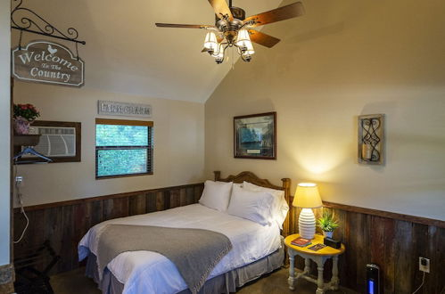 Photo 19 - Pet Friendly Cabin 4 - 15 Minutes From Magnolia and Baylor