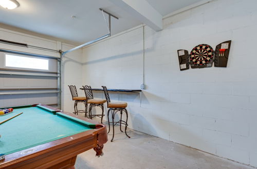 Foto 5 - Walkable Downtown Apt w/ Game Room