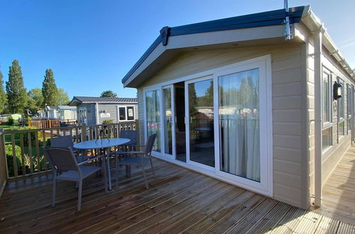 Photo 13 - Spacious Stunning Lakeside 3 bed Holiday Home