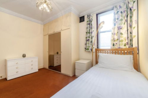 Photo 10 - Remarkable 3-bed Apartment in London