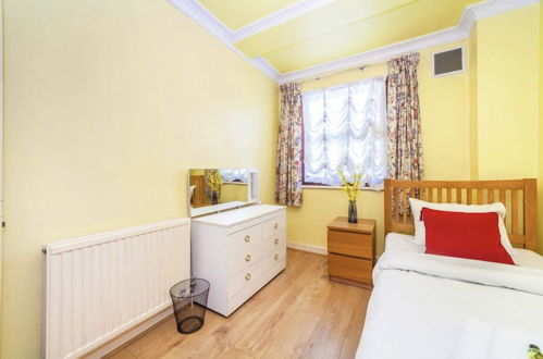 Photo 4 - Remarkable 3-bed Apartment in London
