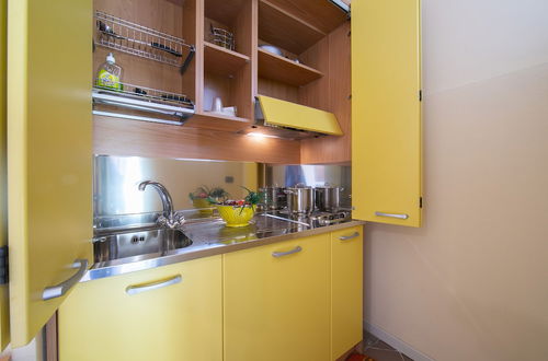 Photo 5 - Yellow Apartment Desenzano With Smart TV