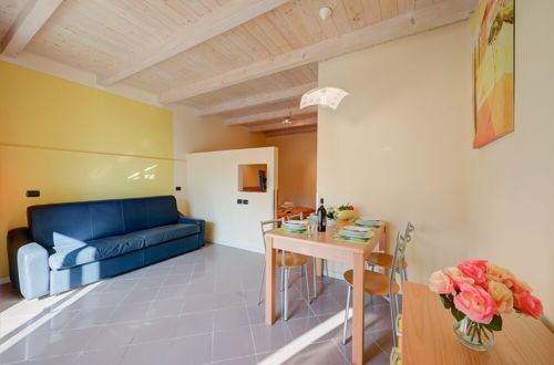 Photo 7 - Yellow Apartment Desenzano With Smart TV