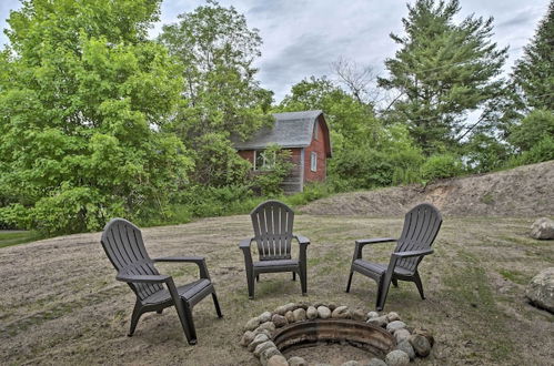 Foto 20 - Cedar Home w/ Fire Pit & Grill ~3 Mi to Lakes