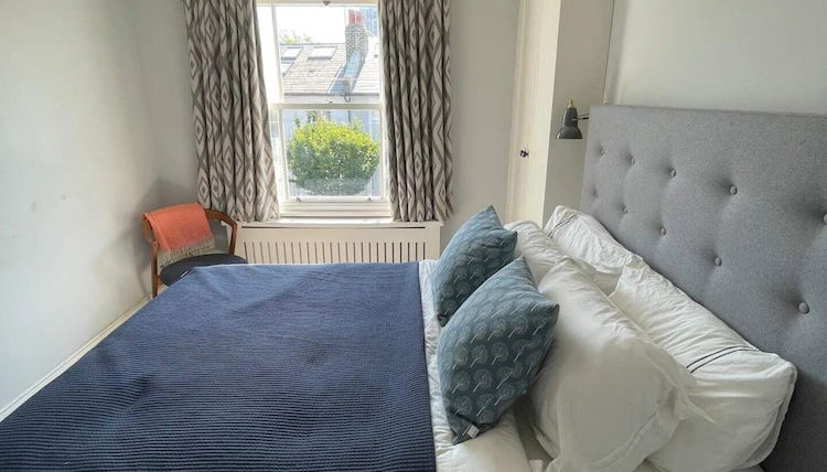 Photo 1 - Bright & Stylish 1BD Flat - Wandsworth Town