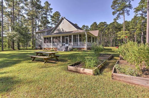 Foto 11 - Oriental House on 1 Acre w/ Wraparound Porch