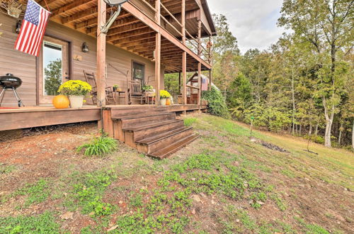 Foto 31 - Quiet + Rustic Cabin With Fire Pit on 20 Acres