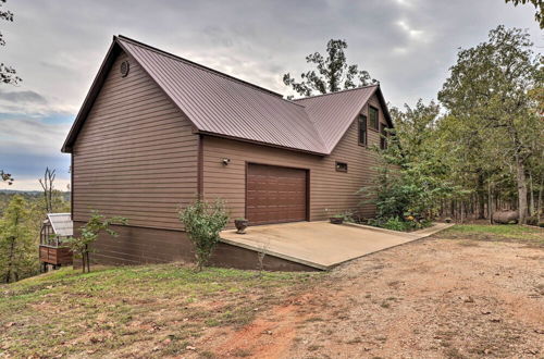 Foto 19 - Quiet + Rustic Cabin With Fire Pit on 20 Acres