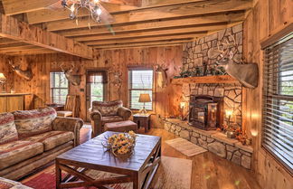 Foto 1 - Quiet + Rustic Cabin With Fire Pit on 20 Acres