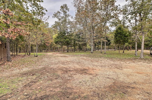 Foto 28 - Quiet + Rustic Cabin With Fire Pit on 20 Acres