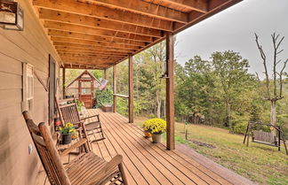 Foto 3 - Quiet + Rustic Cabin With Fire Pit on 20 Acres