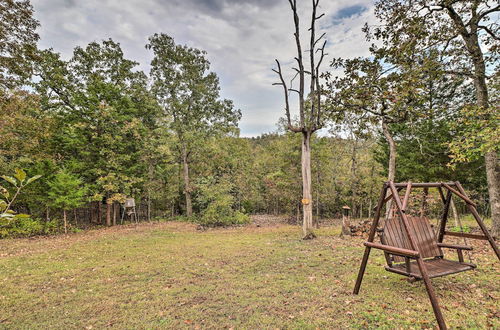 Foto 12 - Quiet + Rustic Cabin With Fire Pit on 20 Acres