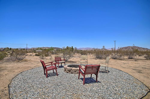 Foto 12 - Funky & Colorful Desert Abode by Joshua Tree