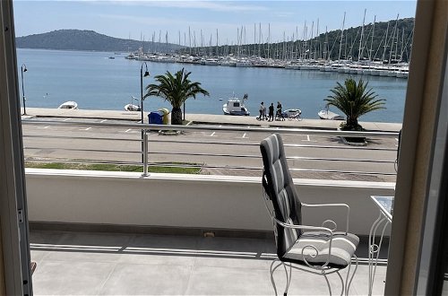 Photo 18 - Seafront apt With Terrace, 4 Bedrooms and Mooring