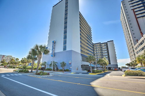 Photo 15 - Blue Water Beachfront Condo: 2 Mi to Skywheel