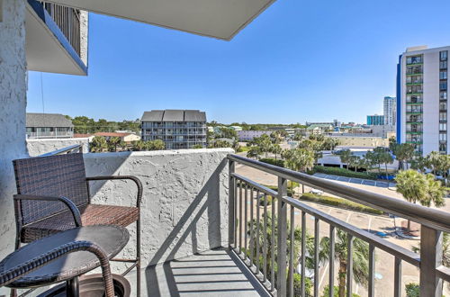 Photo 17 - Blue Water Beachfront Condo: 2 Mi to Skywheel