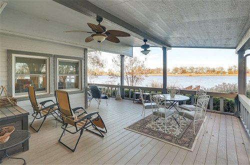 Foto 19 - Serene Lakefront Getaway With Fire Pit & Grill