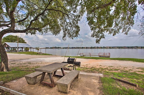 Foto 23 - Lovely Granbury Cottage w/ Park & Dock Access