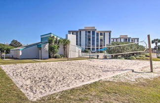 Foto 2 - Airy Destin Condo w/ Pool - Walk to Private Beach