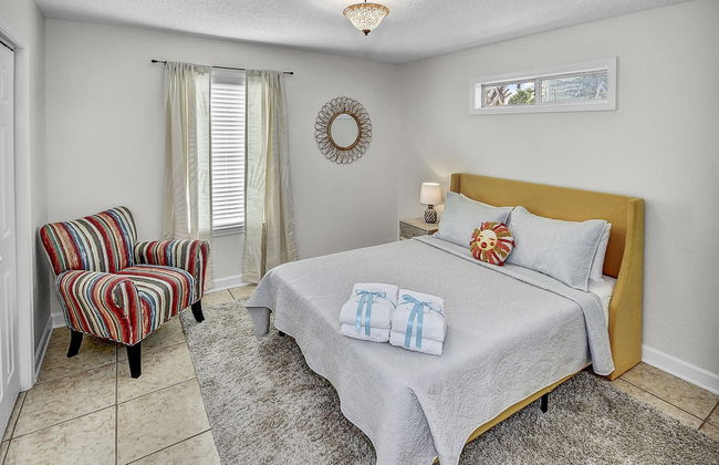 Pet Friendly Beach House ALL NEW Tastefully Remodeled w Golf Cart Included! - Foto 2