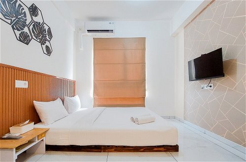 Foto 2 - Comfy And Modern Studio At Sky House Alam Sutera Apartment
