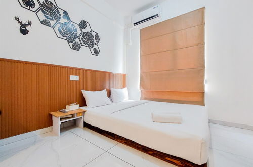 Foto 1 - Comfy And Modern Studio At Sky House Alam Sutera Apartment