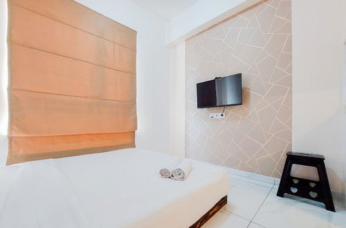 Foto 4 - Comfy And Modern Studio At Sky House Alam Sutera Apartment