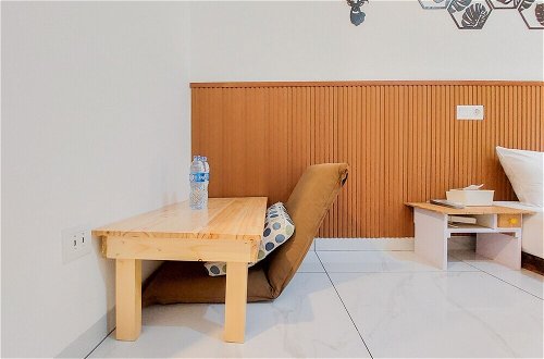 Foto 14 - Comfy And Modern Studio At Sky House Alam Sutera Apartment