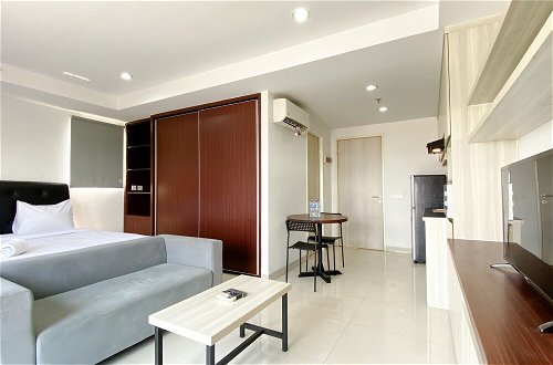 Photo 10 - Spacious And Comfy Studio Room Azalea Suites Apartment