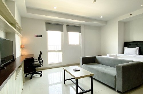 Photo 11 - Spacious And Comfy Studio Room Azalea Suites Apartment