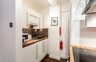 Photo 3 - Chic Marble Arch Flat