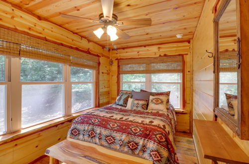 Photo 10 - Romantic Mountain View Cabin Rental Near Downtown