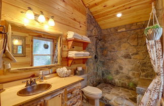 Photo 2 - Romantic Mountain View Cabin Rental Near Downtown