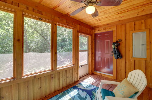 Photo 5 - Romantic Mountain View Cabin Rental Near Downtown